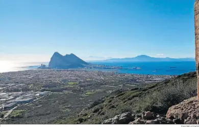  ?? ALGECIRAS
ERASMO FENOY ?? Gibraltar y La Línea, desde Sierra Carbonera.