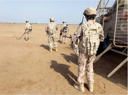  ?? Reuters ?? Members of the UAE Armed Forces secure an area while searching for landmines in Al Mokha, Yemen. —