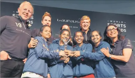  ?? HT PHOTO ?? Rugby great Sean Fitzpatric­k, five-time Olympic swimming champion Missy Franklin and ex-arsenal manager Arsene Wenger with the award winning Yuwa girls.