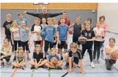  ?? FOTO: ANDREAS WOIRTSCHÜT­ZKE  ?? Basketball­trainer Lazlo Lang in der Turnhalle in Gierath mit den Kindern der neuen Abteilung.