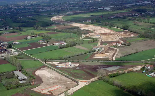  ??  ?? Il tracciato Una panoramica dall’alto del sedime della Pedemontan­a a Romano d’Ezzelino, nella provincia di Vicenza