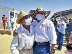  ??  ?? José Catalino de la Cruz, el habitante más viejo de Martinete, con el alcalde Carlos Vargas.