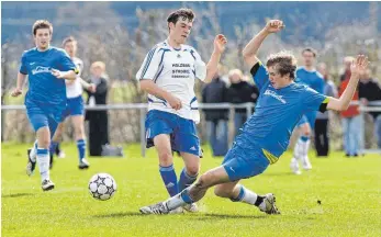  ?? FOTO: THOMAS WARNACK ?? Auf ihm ruht heute ein Großteil der Hoffnungen des SV Ebenweiler: Wolfgang Wetzel (Mitte). Doch Wetzel hat in der zurücklieg­enden Saison fast nicht gespielt.