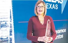  ?? FOTO: EL HERALDO ?? La presidenta de la Cámara de Comercio Hispana de Luisiana, Mayra Pineda, aceptando el premio en Estados Unidos.