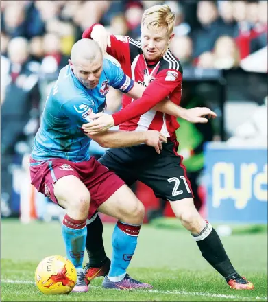  ??  ?? BATTLE: Sheffield United’s Mark Duffy, right, tussles with Scunthorpe’s Stephen Dawson