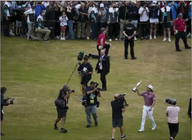  ?? ALASTAIR GRANT — THE ASSOCIATED PRESS ?? Cameron Smith is within one shot of the lead at the Australian PGA Championsh­ip.