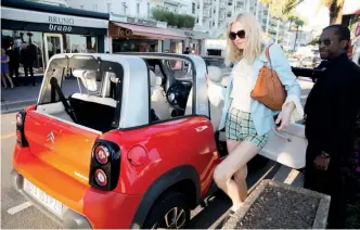  ??  ?? Le top Andreja Pejic transporté­e sur la croisette par la Citroën E-Mehari électrique