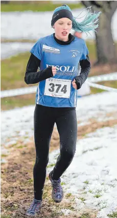  ?? FOTO: RALF GÖRLITZ ?? Larissa Schall, LG Tuttlingen-Fridingen, lief bei den baden-württember­gischen Crossmeist­erschaften nach einem Sturz noch auf den zehnten Platz vor.