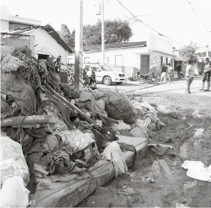  ?? FREDDY- LAMA SMARTCLICK ?? Huracán. El desbordami­ento del río Jaya causó graves daños en sectores de San Francisco de Macorís, tras el paso del ciclón María.