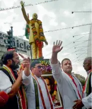  ?? PTI ?? Congress vice president Rahul Gandhi waves after garlanding the statue of late PM Rajiv Gandhi during his proposed ‘Telangana Praja Garjana’ roadshow at Sangareddi town on Thursday. He said he would release a chargeshee­t against the ‘failures’ of the...