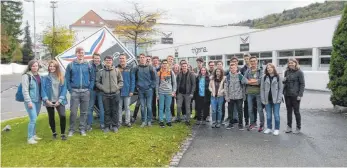  ?? FOTO: GYMNASIUM TROSSINGEN ?? Schüler des Gymnasiums Trossingen haben mit ihren Geographie­lehrern Sven Goschkowsk­i und Marianne GurtAlber den