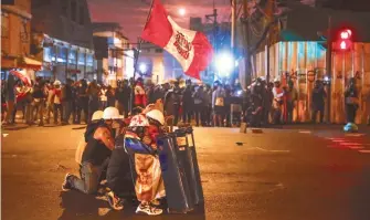  ?? REUTERS ?? La policía
comenzó a lanzar gas lacrimógen­o contra manifestan­tes