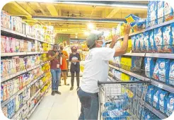  ?? ?? A participan­t enjoying his free two-minute grocery run