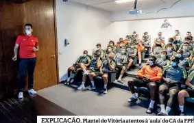  ??  ?? EXPLICAÇÃO. Plantel do Vitória atentos à ‘aula’ do CA da FPF