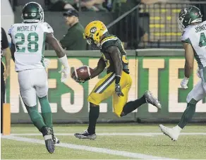  ?? DAVID BLOOM ?? Edmonton’s Shakir Bell runs in a touchdown Friday in the Eskimos’ 33-25 win over Saskatchew­an at Commonweal­th Stadium.