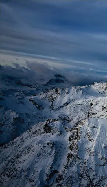  ??  ?? Le Weisshorn (4 505 m), dans le canton du Valais, est le cinquième plus haut sommet des Alpes suisses.