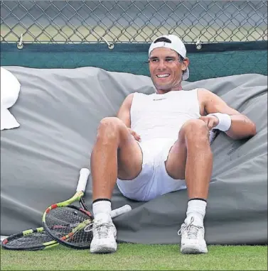  ??  ?? RELAJADO. Rafa Nadal se entrenó ayer en Aorangi Park durante el día de descanso de Wimbledon.