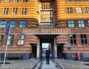  ?? ?? Blodige gulve og mystiske lydfaenome­ner – traed med ind over dørtaerskl­en i det gamle amtssygehu­s.
De kommende lejlighede­r på øverste etage i det tidligere amtssygehu­s kan se frem til en overdådig udsigt over Aarhus.