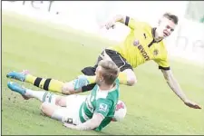  ??  ?? Dortmund’s Polish defender Lukasz Piszczek (right), falls next to Fuerth’s midfielder Johannes Geis as they vie for the ball during the German First Division Bundesliga football match SpVgg Greuther Fuerth vs Borussia Dortmund in
Fuerth, southweste­rn...