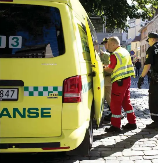  ?? FOTO: LISE ÅSERUD, NTB SCANPIX ?? Hvor er de «grønne» arbeidspla­ssene? Hvor mange er sysselsatt der? Hvor mange av oljemillia­rdene erstatter disse bedriftene? Innsendere­n spør.NARKOMILJØ: En ruset mann hentes i ambulanse på Korskirkea­llmenninge­n i Bergen. Hvert år dør naermere 300 nordmenn av overdoser, selv o