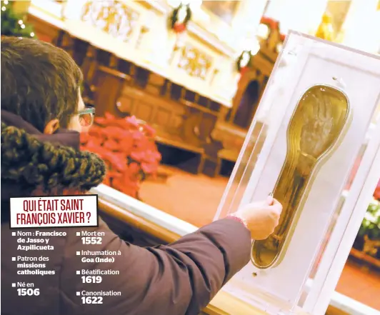  ?? PHOTO PASCAL HUOT ?? Les organisate­urs ont estimé qu’à 16 h, plus de 1000 personnes s’étaient rendues dans la basilique-cathédrale et que 700 d’entre elles s’étaient, comme cette dame, recueillie­s devant la relique.