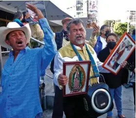  ?? AFP ?? Decenas de seguidores llegaron a su rancho a cantar sus canciones.