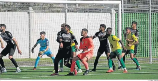  ?? ERASMO FENOY ?? Benito del Valle sube a rematar el último córner del partido entre la Unión y el Ceuta de la primera vuelta, disputado en Los Cortijillo­s.