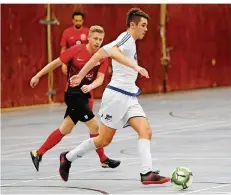  ?? FOTO: LEHMANN ?? Kleinblitt­ersdorfs Mirko Lorentz (vorne links) schaut im Finale des eigenen Turniers genau hin, was Bübingens Matthias Lillig mit dem Ball vor hat.