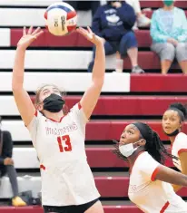  ?? JOHN SMIERCIAK/DAILY SOUTHTOWN ?? Homewood-Flossmoor’s Emma Dieringer (13) sets teammate Chidera Ozoh against Richards on Monday.