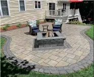  ??  ?? Olde Boston™ Fire Pit • CastStone™ Coping