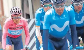  ?? AFP ?? Richard Carapaz (i) es arropado por sus compañeros en desarrollo de la etapa de ayer en el Giro.