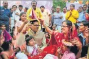  ?? MUJEEB FARUQUI/HT ?? Madhya Pradesh chief minister Shivraj Singh Chouhan celebrates his birthday with his wife Sadhna Singh and the children of Bal Niketan Orphanage in Bhopal on Monday.