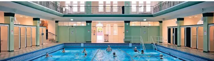  ?? RP-FOTO: NIKA ?? Helmut Rosenau ist Übungsleit­er für Wassergymn­astik. Seine Kurse in der Münster-Therme dauern momentan nur 45 Minuten statt eine ganze Stunde – damit genug Zeit zum Lüften bleibt.