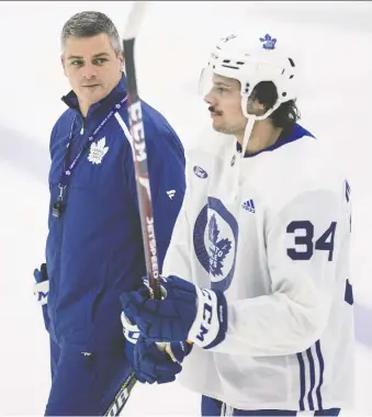  ?? CRAIG ROBERTSON/POSTMEDIA NEWS ?? Coach Sheldon Keefe and Auston Matthews get some practice time in as they prepare for Wednesday’s game in Detroit against the Red Wings.