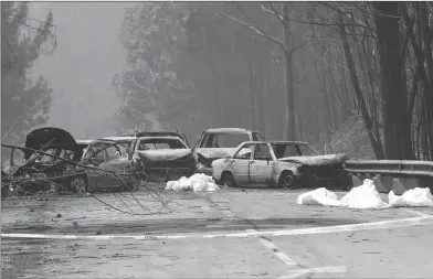  ??  ?? CALCINADOS. Varios grupos de autos prendidos fuego con ocupantes adentro fueron encontrado­s.