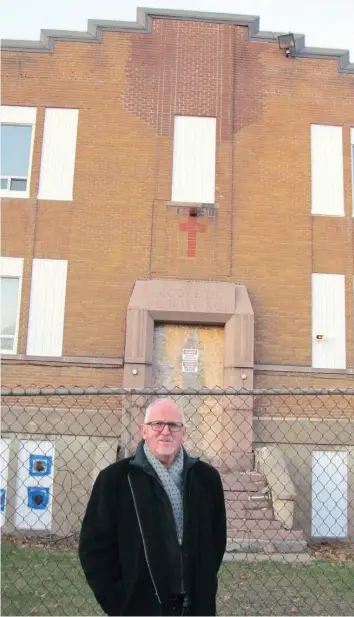  ?? —photo Frédéric Hountondji ?? Bruno Lecot devant son ancienne école du Christ-Roi