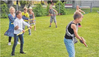  ?? FOTO: HERLINDE GROSS ?? Für den afrikanisc­hen Stabtanz erhielten die Jungen und Mädchen viel Applaus.