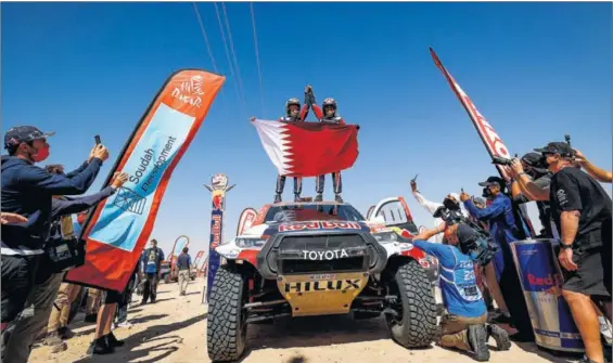  ?? / AFP7 ?? El catarí Nasser Al-Attiyah y el francés Batthieu Baumel celebran el triunfo en la clasificac­ión de coches del Dakar subidos a su Toyota.