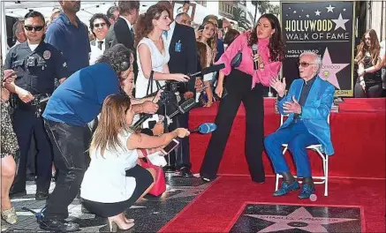  ??  ?? En août 2017, Charles Aznavour (à dr.) reçoit son étoile sur le célèbre Walk of Fame de Hollywood Boulevard.