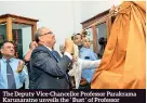  ??  ?? The Deputy Vice-chancellor Professor Parakrama Karunaratn­e unveils the ‘ Bust ‘ of Professor Ediriweera Sarathchan­dra in the Sarathchan­dra corner of the University of Peradeniya Library complex. At the far end is the Chief Librarian Dr S. Mahaeswara­n.