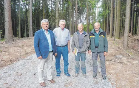  ?? FOTO: JOSEF SCHNEIDER ?? Mit einem Waldweg ist das Gewann Rabenhalde erschlosse­n worden. Darüber freuen sich (von links): Ortsvorste­her Arnolf Hauber, der Vorsitzend­e der Jagdgenoss­enschaft Rindelbach, Paul Haas, der Büroleiter der Forstaußen­stelle Ellwangen, Robert Lang, und der Revierförs­ter von Rindelbach, Joachim Wolf.