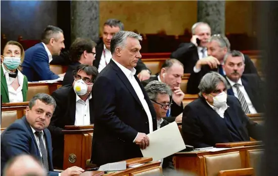  ?? Zoltan Mathe/Reuters ?? O primeiro-ministro húngaro, Viktor Orbán, durante sessão que lhe garantiu poder para governar por decreto
