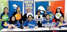  ?? ?? Wong (seated, second right), Mohd Azlan (second left), Imelda (right), Masliza (left) and representa­tives from sponsors during the press conference.