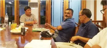  ?? ORLANDO B. DINOY ?? EXECUTIVE DIRECTOR W. Don Lionel Gunaratne of Internatio­nal Pepper Community (IPC) with IPC Informatio­n Officer Nur Haryanto arrived in Malita on Tuesday to meet Gov. Claude Bautista and conduct ocular visit to the newly-establishe­d pepper farms in the...