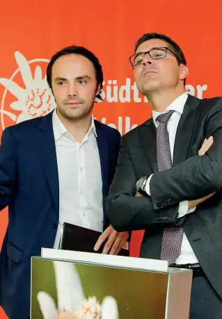  ??  ?? Volksparte­i Da sinistra Philipp Achammer, Obmann della Svp, con Arno Kompatsche­r, presidente della Provincia ed esponente di primissimo piano del partito