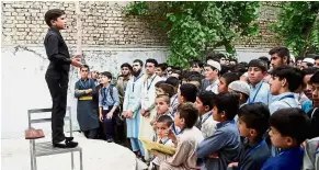  ??  ?? Pint-sized professor: Hammad lecturing at a language academy in Peshawar. — AFP