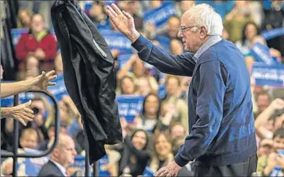  ?? DANIEL ACKER / BLOOMBERG ?? El senador Bernie Sanders, candidato demócrata, lanza su chaqueta en un mitin en Portsmouth