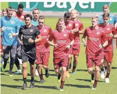  ?? FOTO: IMAGO ?? Leitwolf: Nicht nur beim Training geht Lars Bender (Mitte) voran. Der Kapitän hat klare Vorstellun­gen für die anstehende Saison.