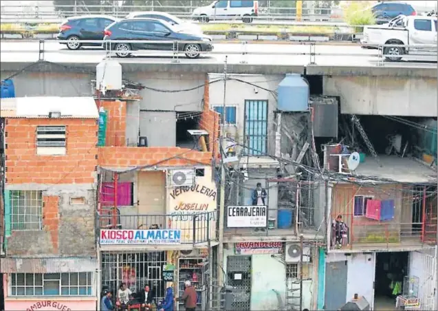  ?? FOTOS: CEDOC PERFIL ?? CONTRASTE. Los vecinos de la villa nunca recibieron sus títulos, ni conexiones adecuadas a los servicios. Una realidad que precisa de planes y soluciones urgentes.