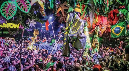  ??  ?? «Elrow» è il party itinerante che ha fatto ballare Ibiza e Tomorrowla­nd, domenica sbarca a Jesolo